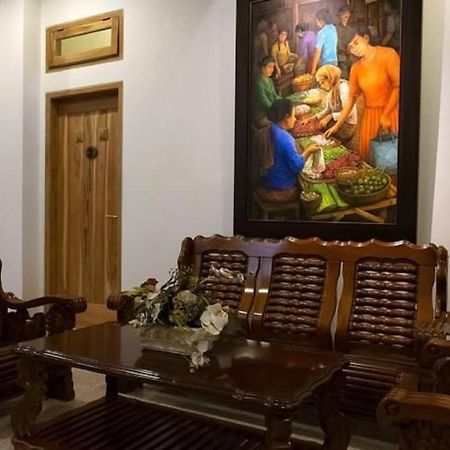 Helena Guest House Malang Exterior foto