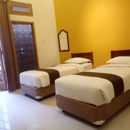 Helena Guest House Malang Exterior foto