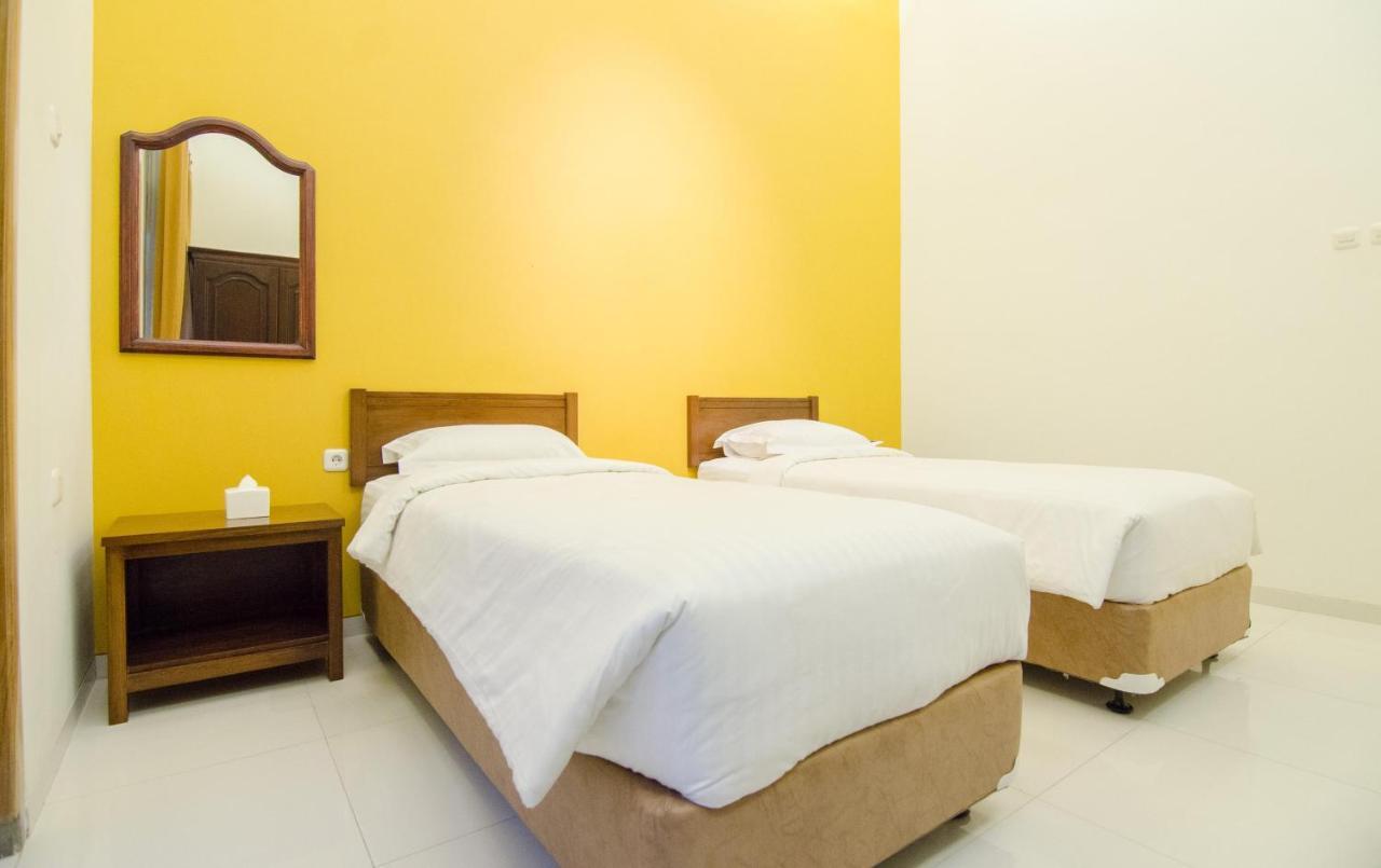 Helena Guest House Malang Exterior foto