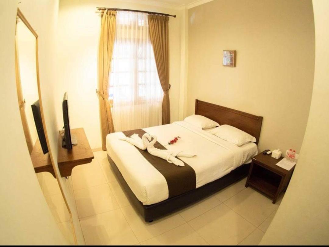 Helena Guest House Malang Exterior foto