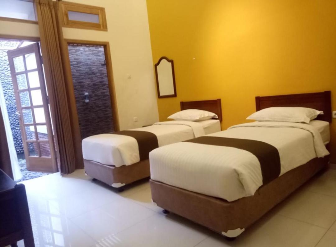 Helena Guest House Malang Exterior foto