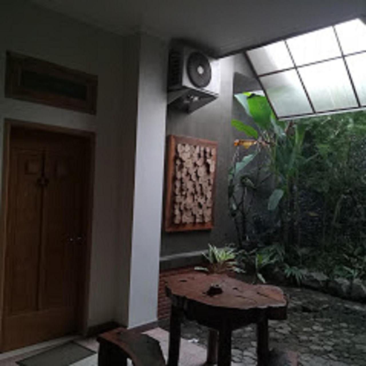 Helena Guest House Malang Exterior foto