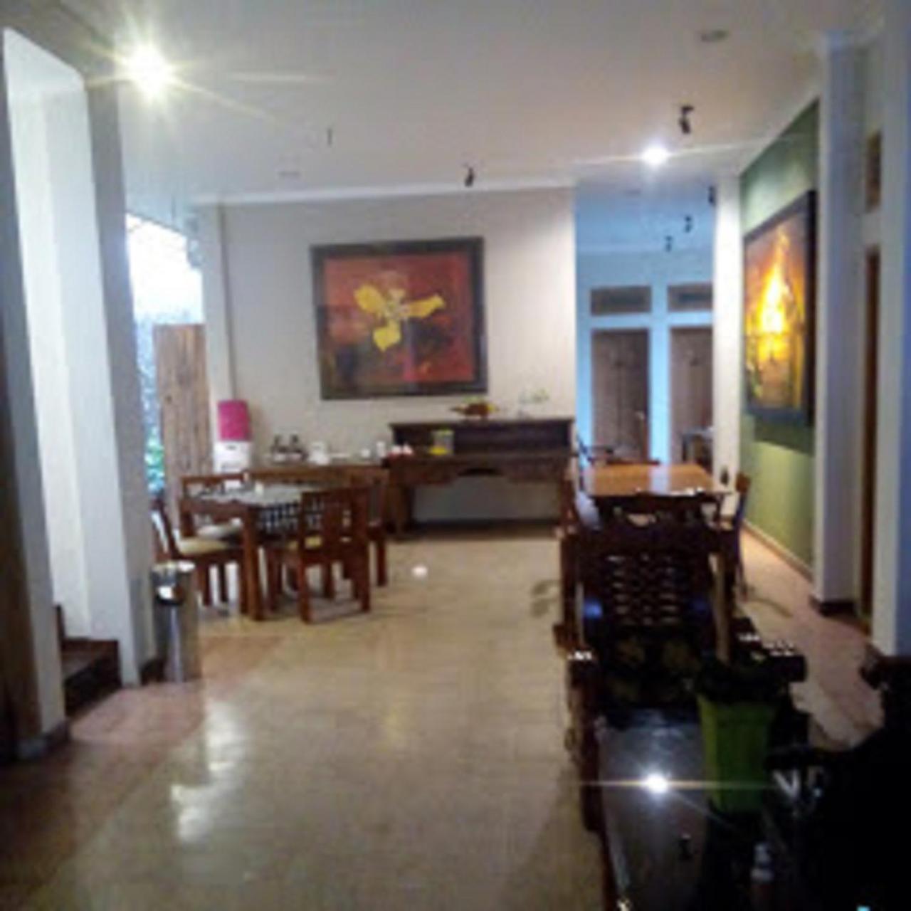 Helena Guest House Malang Exterior foto