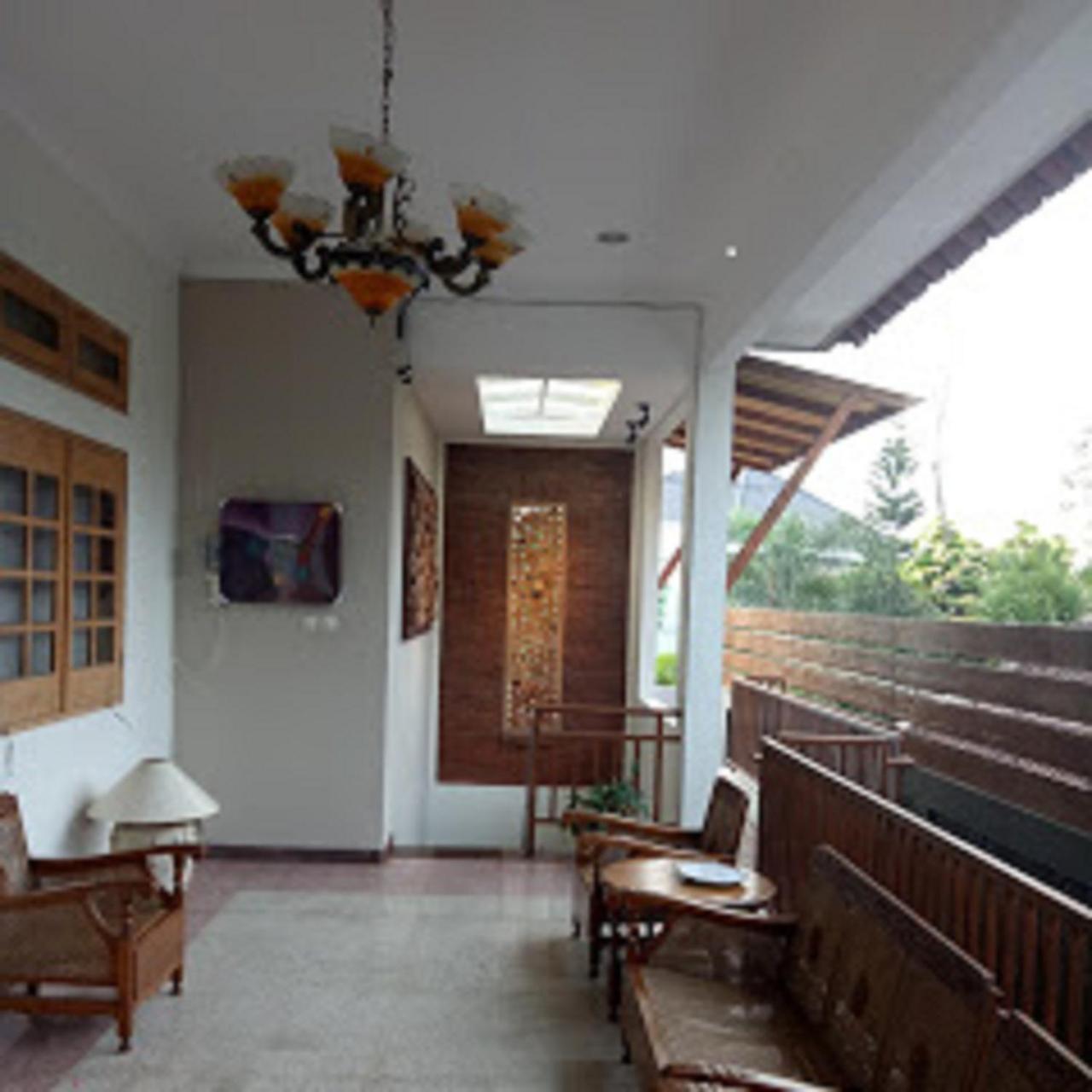 Helena Guest House Malang Exterior foto