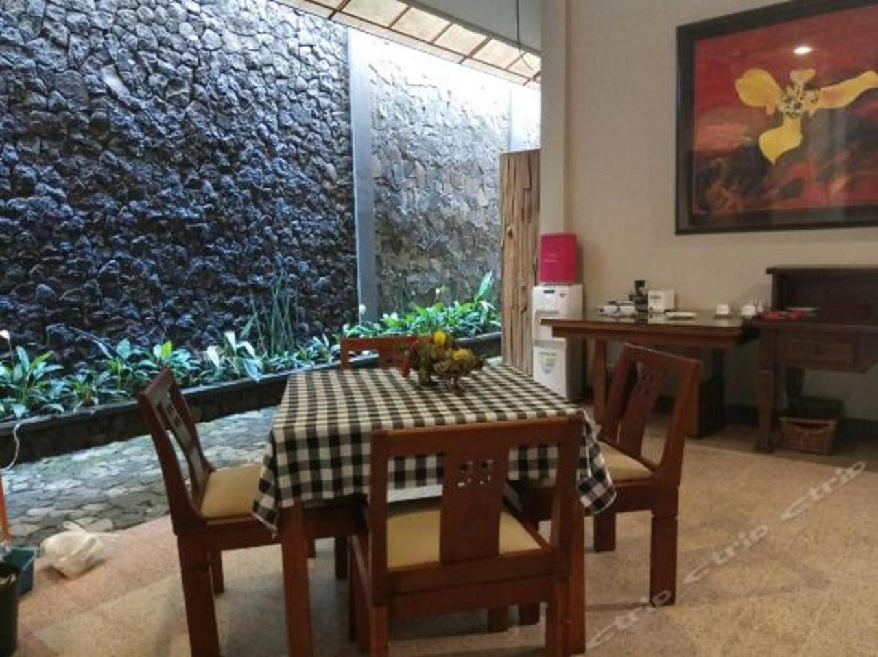 Helena Guest House Malang Exterior foto